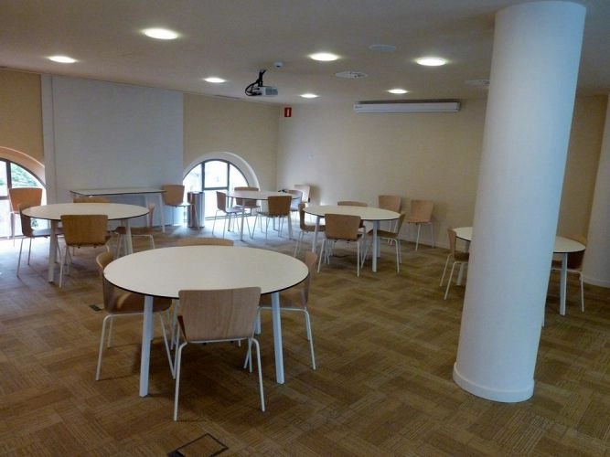 Stühle und Tische im Klassenzimmer und im Seminararbeitsraum