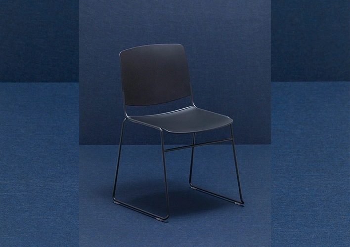 MASS Chair 100/100 sont réalisés en polypropylène 100% recyclé et recyclable