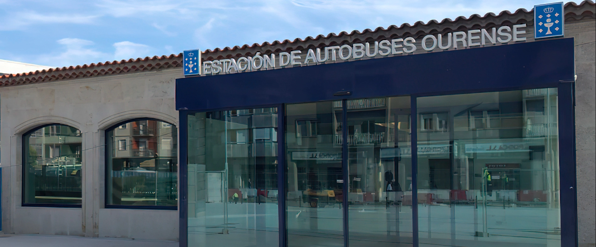 Die VACANTE Sitzbank am Busbahnhof Ourense